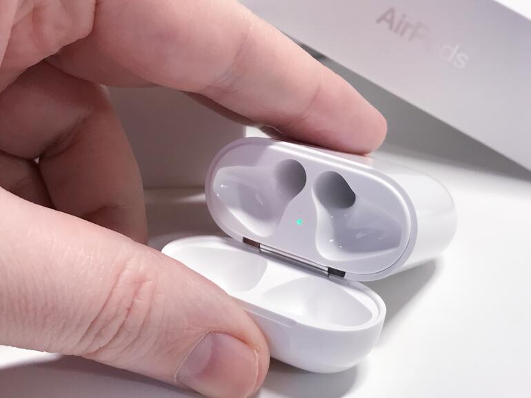 Eine LED signalisiert den Ladestand des Case.