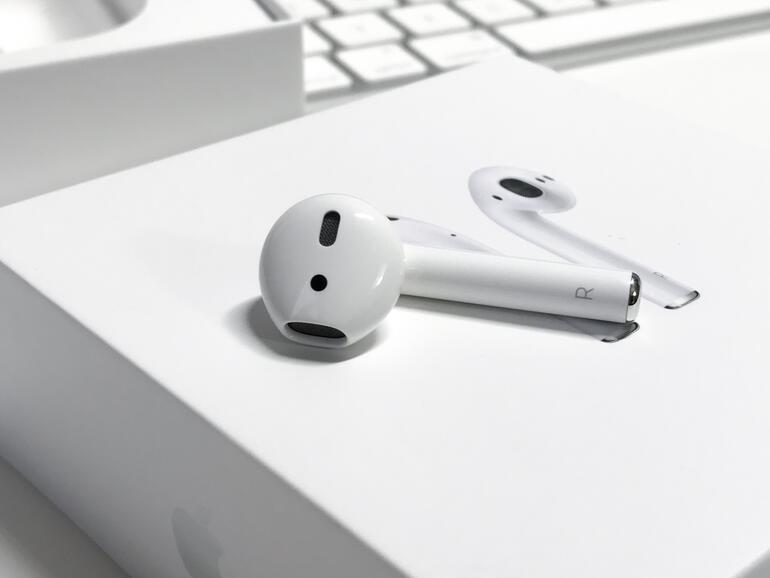 Die AirPods setzen auf dem Design der EarPods auf, welche nur geringfügig variiert wurde