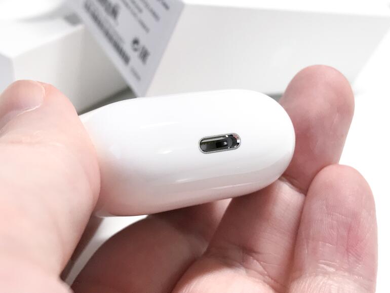 Die AirPods werden im Case geladen, welches wiederum über das beiliegende USB-A-auf-Lightning-Kabel geladen wird, etwa am Ladegerät eines iPhone