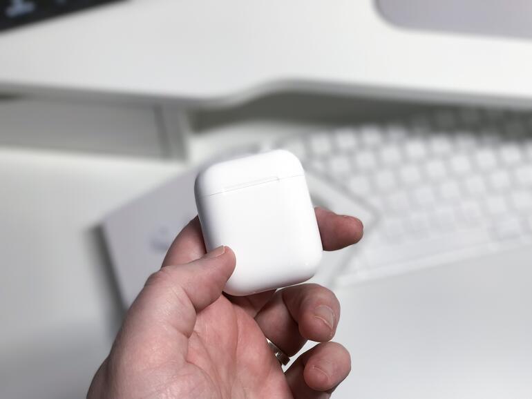 Im Lade-Case stecken die beiden Ohrhörer