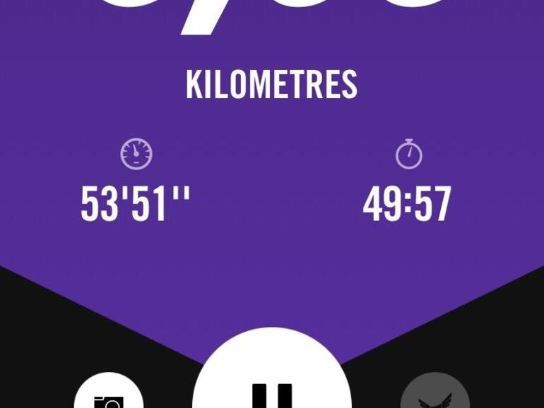 Am iPhone informiert die App Nike+ Run Club über Strecke und Zeit