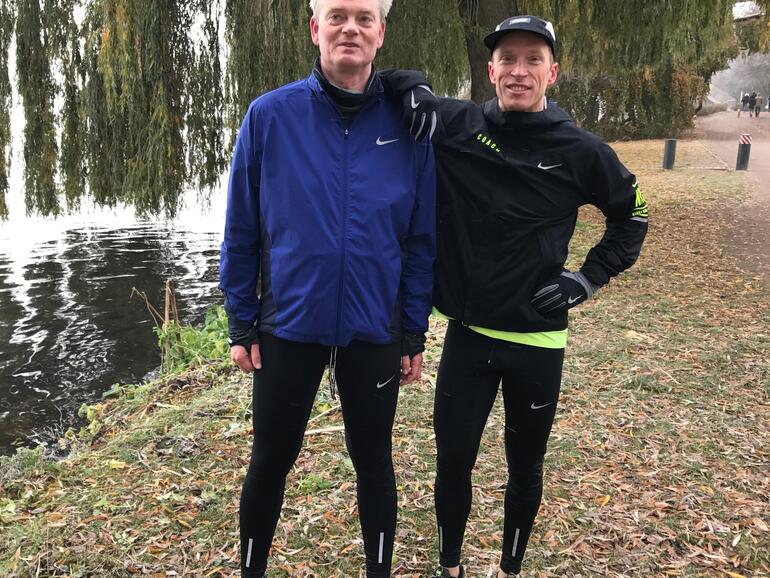 Redakteur Matthias Parthesius (links) mit Nike-Lauf-Coach Lukas an der Außenalster in Hamburg