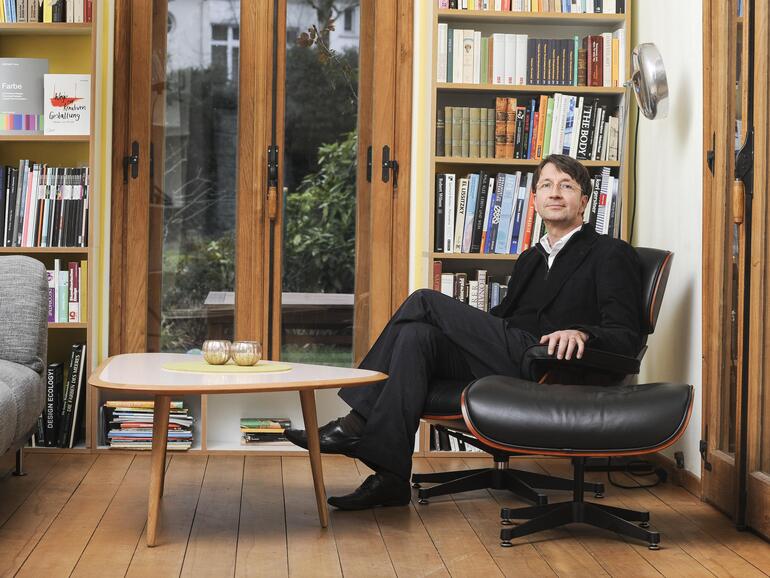 Mit die Fantasie anregenden Farbnamen wie „Bondi Blue“, „Blueberry“, „Grape“, „Lime“, „Strawberry“ und „Tangerine“ des ersten iMac bestimmte Apple die Wandlung des Computers zum Designobjekt.