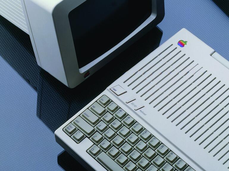 Oben: „Design of the Year“ im US-amerikanischen „Time Magazine“ und fester Bestandteil des „Whitney Museum of American Art“ in New York: der Apple IIc mit dem „Rainbow Apple“ als gestalterisches Element. 
Unten: Frühe Studien des ersten Apple Macintosh von Hartmut Esslinger sahen bereits unterschiedliche Farbgebungen vor.