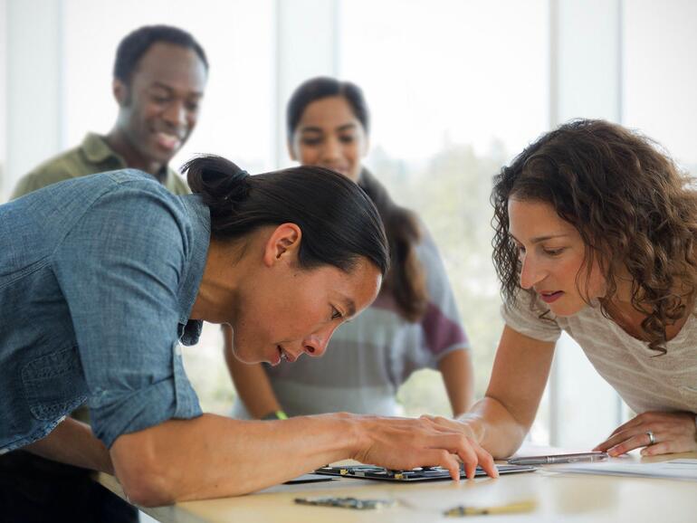 Apple stellt mehr Angehörige von Minderheiten ein.
