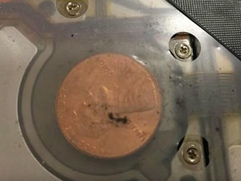 Münze in einem MacBook-Laufwerk