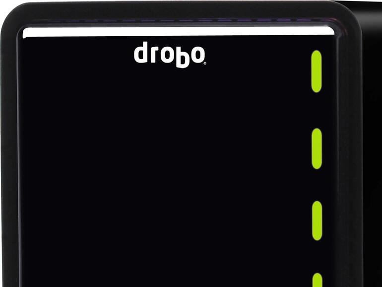 Von vorne alles wie immer: Platz für 5 Festplatten und leuchtende Status-LEDs für den Systemcheck zwischendurch.