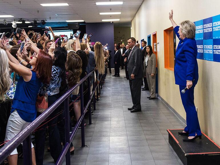 Ende September läuft der Wahlkampf in den USA auf Hochtouren, aber die Zuschauer fotografieren nicht die Kandidatin, sondern sich selbst mit der Kandidatin im Hintergrund.