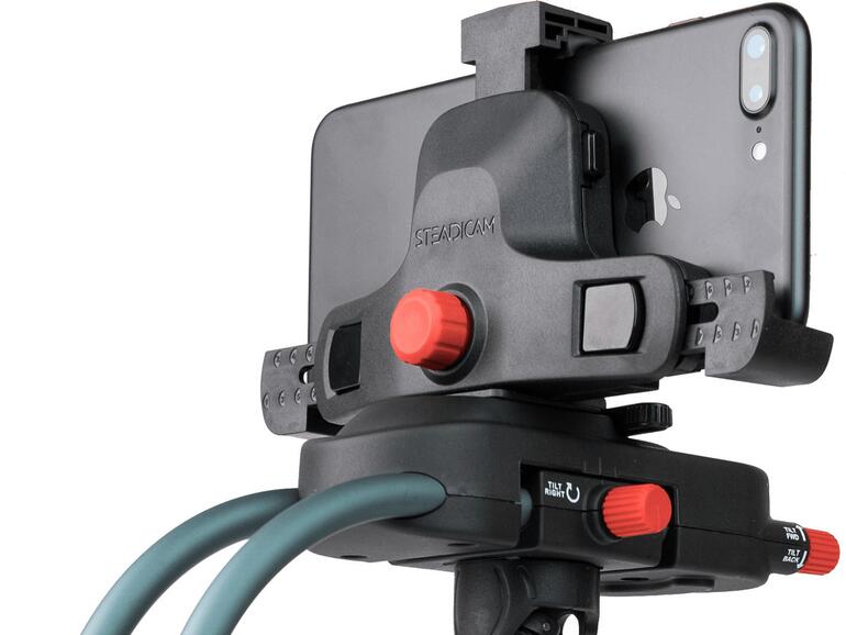 Die Halterung Steadicam Smoothee (200 Euro) stabilisiert Freihandaufnahmen durch Gegengewichte, die das iPhone in der Balance halten.