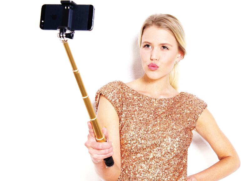 Nicht nur für Selbstporträts, sondern auch für ungewöhnliche Perspektiven ist der Selfie-Stick von Rollei (50 Euro) mit Fernauslöser-Taste geeignet.