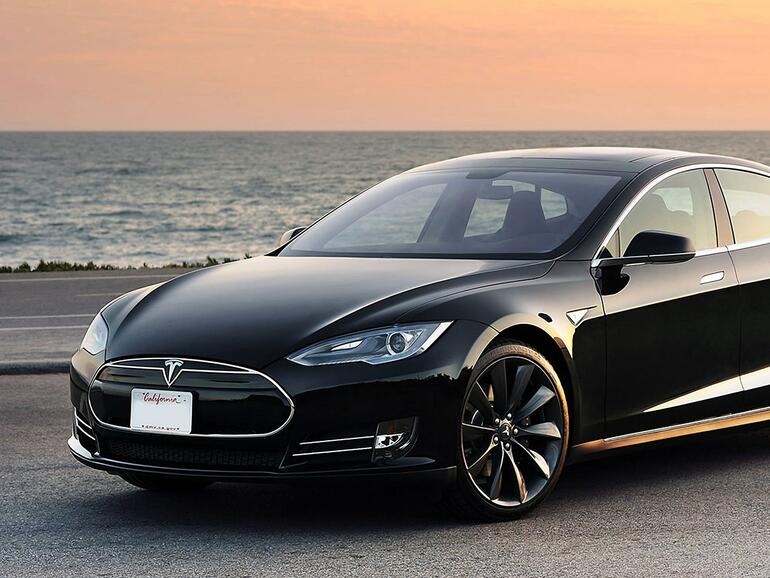 Andere fahren dem Sonnenuntergang entgegen. Hier: Tesla Model S. Und Apples Projekt Titan?