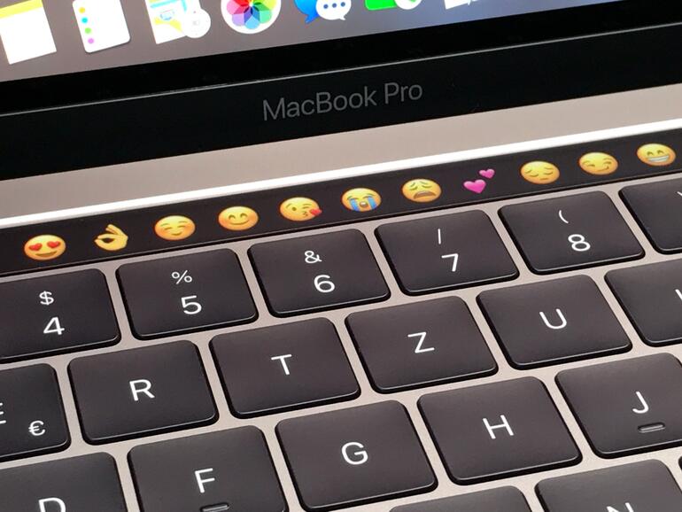 Die Touch Bar kann Wortvorschläge machen