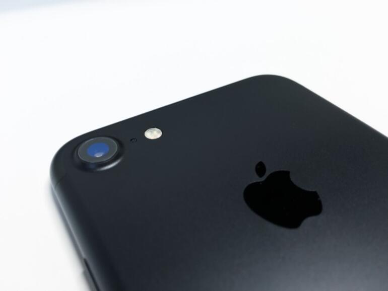 Die mattschwarze Farbe hält offenbar nur leidlich gut