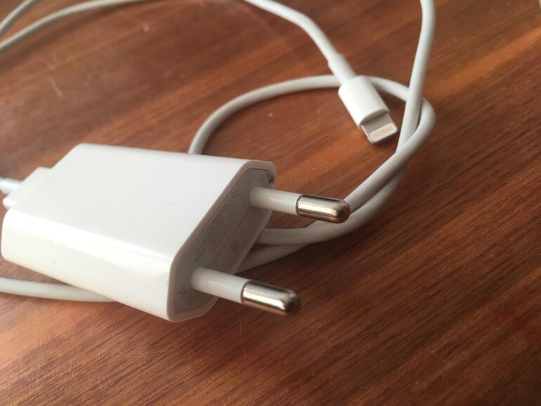 Lightning-Kabel samt iPhone-Netzteil: Wird dieses Zubehör bald optional?