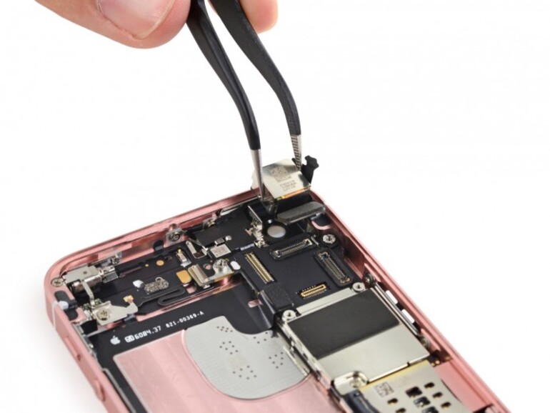 iFixit bei der Zerlegung des iPhone SE