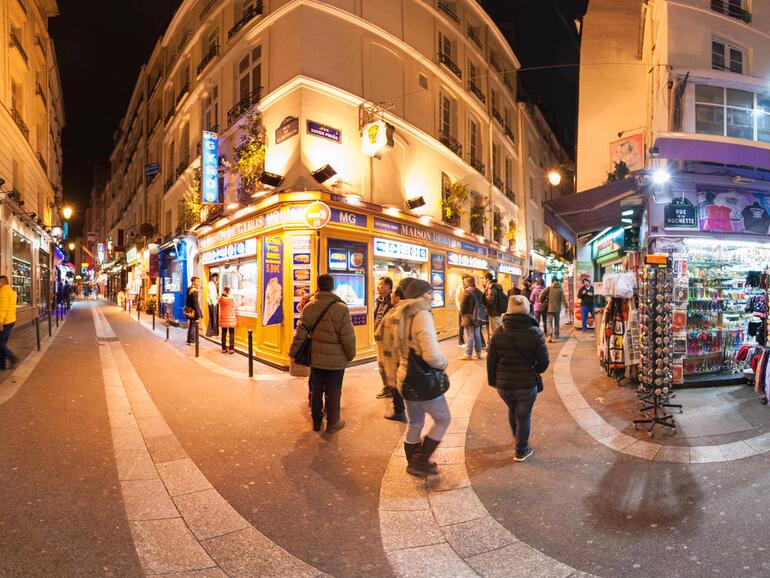 VR-Panoramen können Sie in weitläufige Szenen versetzen, wie im Bild oben, oder in eher private Situationen.