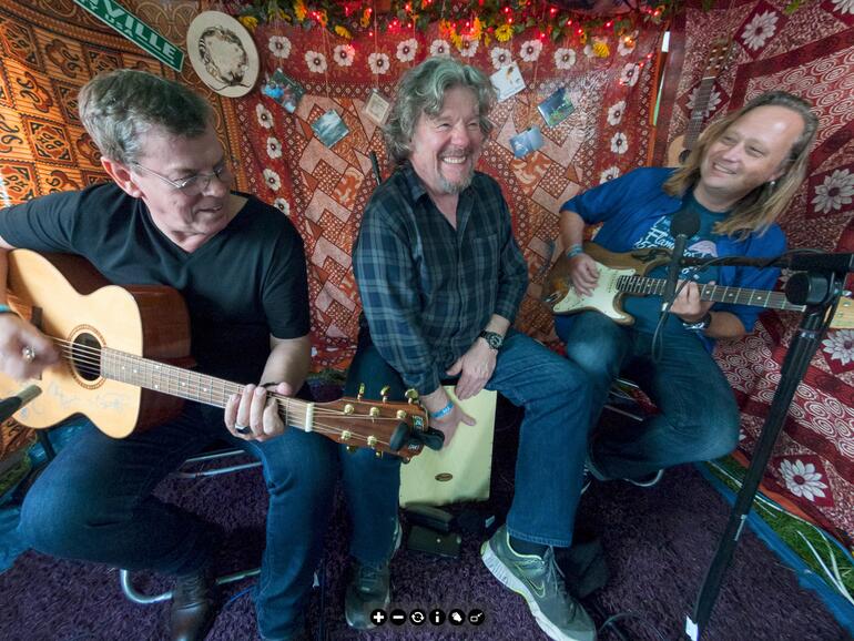 VR-Panoramen können Sie in weitläufige Szenen versetzen, wie im Bild oben, oder in eher private Situationen.