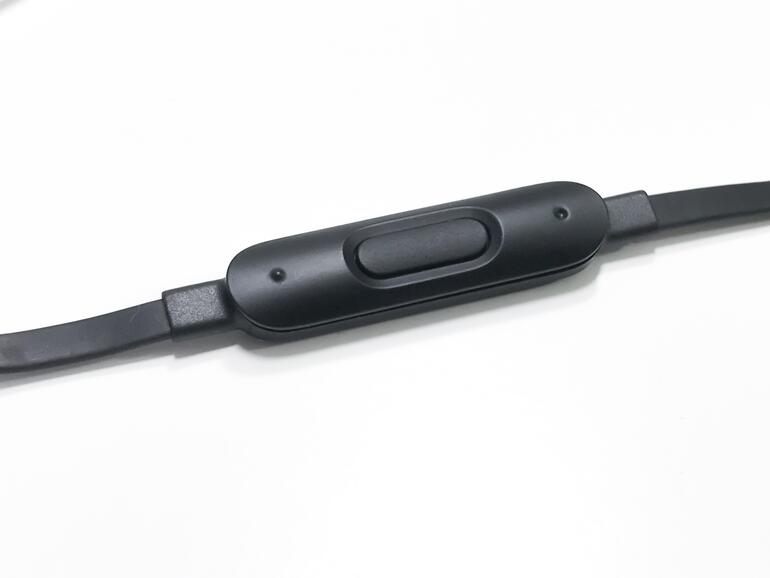 Im Kabel zwischen den beiden Ohrstücken findet sich eine Kabelfernbedienung.