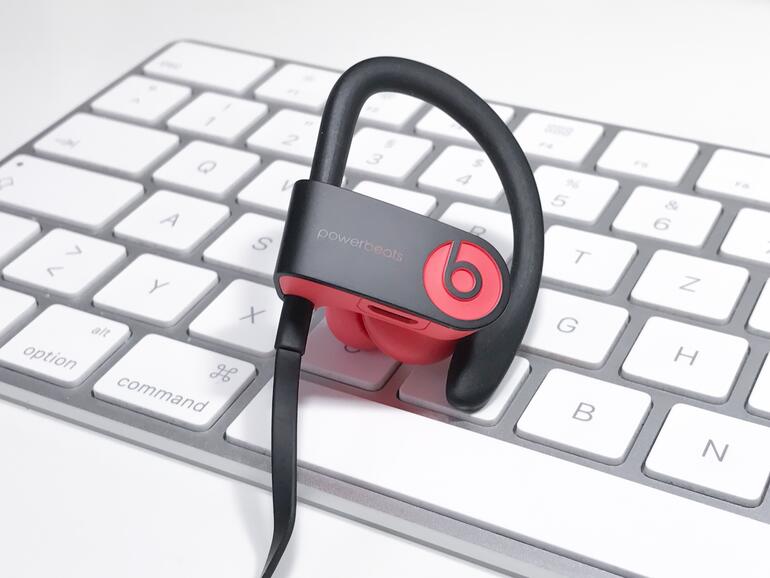 Durch den Bügel sitzen die Powerbeats selbst beim Sport querfeldein immer sicher.