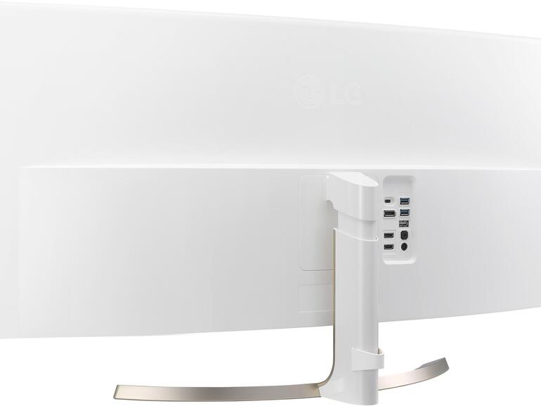 Über die USB-C-Buchse schließen Sie Ihr MacBook an den LG-Monitor an, um es gleichzeitig zu laden.