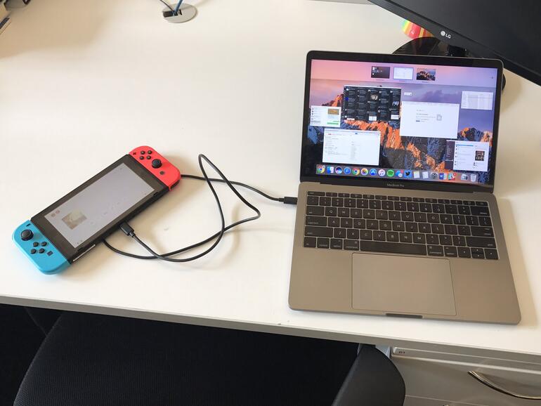 Die Nintendo Switch lädt das MacBook Pro auf