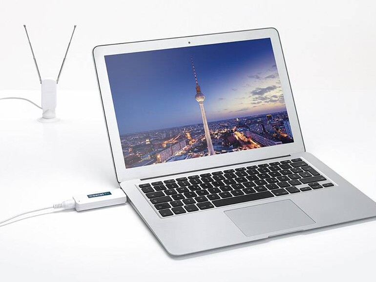So sieht der Freenet TV USB-Stick am MacBook Air aus, er erlaubt den Empfang von DVB-T2 am Mac oder PC