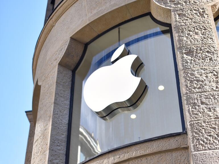 Das Apple-Logo am Apple Store in der Schildergasse von außen