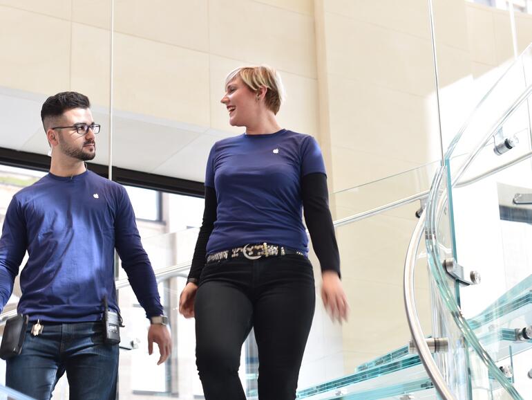Apple-Store-Mitarbeiter auf der Glastreppe bei Apple Schildergasse