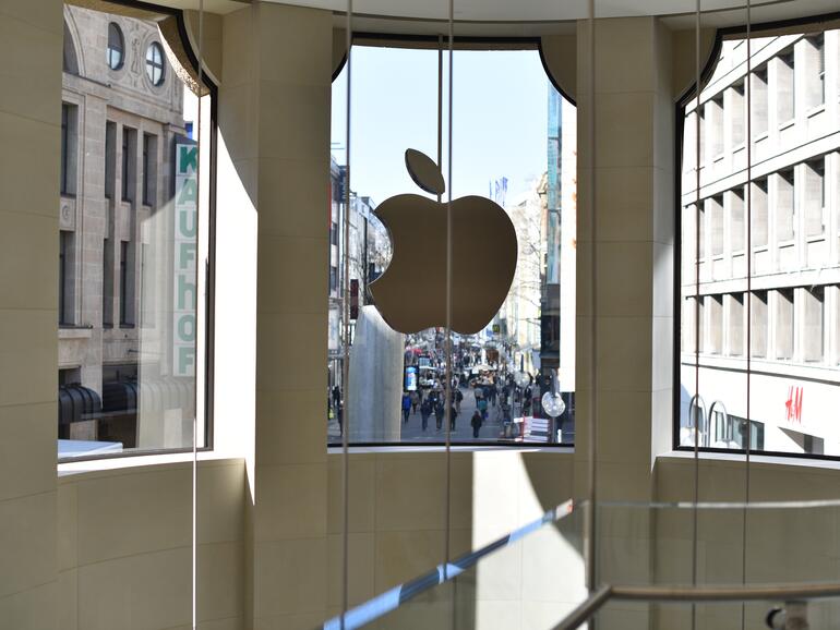 Aufnahme im Apple Store Schildergasse auf dem Ende des Aufgangs der Glastreppe, hinter dem Apple-Logo mit Blick auf die Kölner Innenstadt