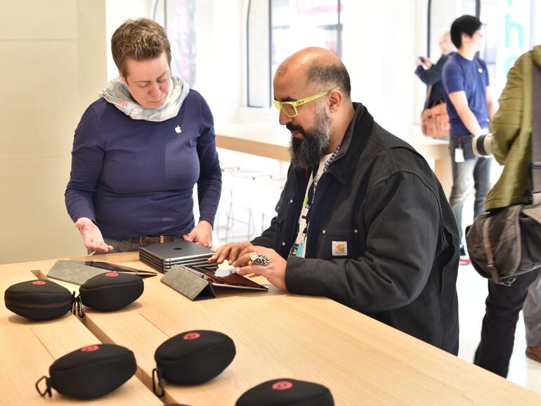 Apple-Mitarbeiter stehen Kunden – oder in diesem Fall Journalisten-Kollegen – mit Rat und Tat zur Seite