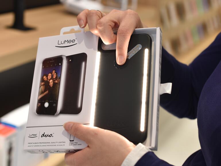 Gerne führen Apple-Store-Mitarbeiter das Zubehör live vor