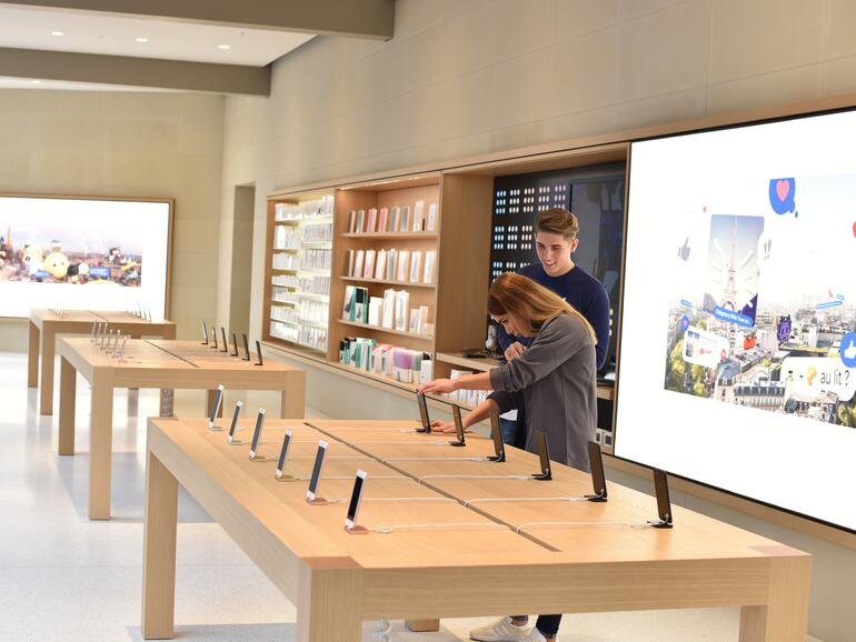 Es sind hoffentlich genügend iPhone zum Ausprobieren vorhanden, im Erdgeschoss…