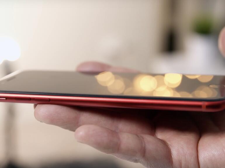 Rotes iPhone mit schwarzer Front