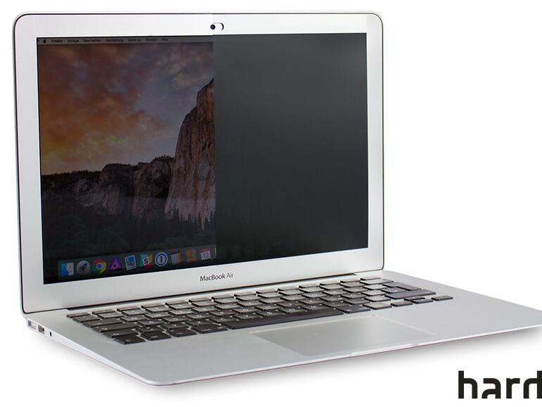 Die Einsehbarkeit von den Seiten her wird durch das Privacy Filter drastisch eingeschränkt.