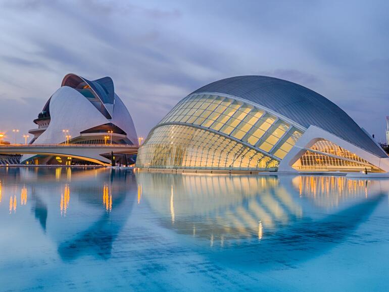 Atemberaubende Architektur: Die Stadt der Künste und Wissenschaften vom Architekten Santiago Calatravamol in Valencia.