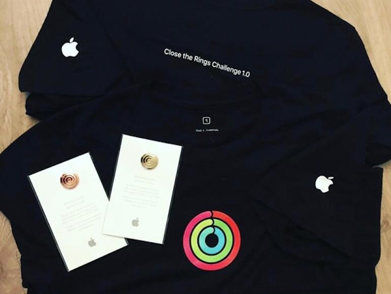 T-Shirts und Pins für die Mitarbeiter