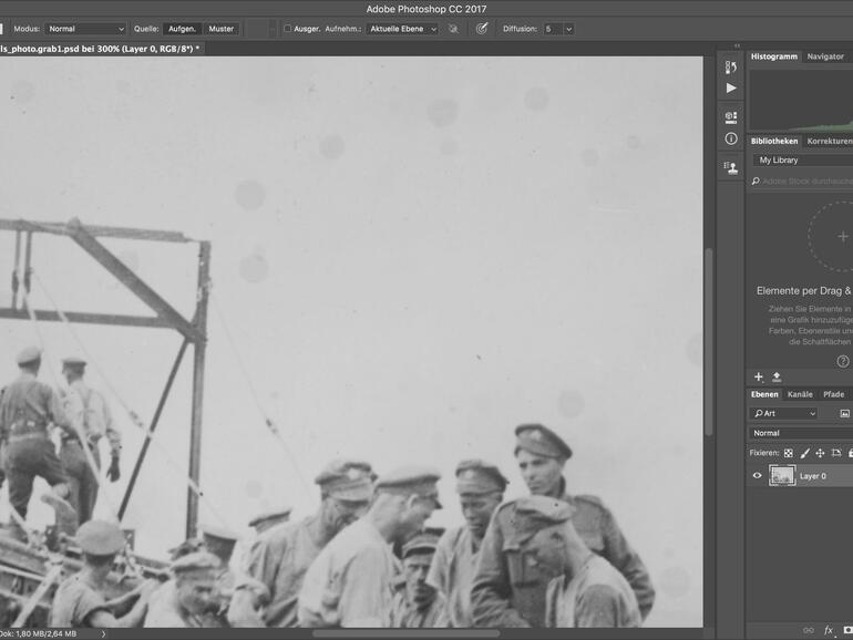 Staubkörner wie diese können Sie leicht mit dem Reparatur-Pinsel entfernen, der automatisch umliegende Pixel kopiert.