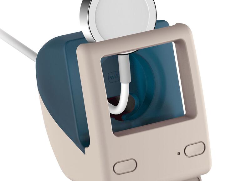 Das mitgelieferte Ladekabel der Apple Watch wird von vorne eingeführt