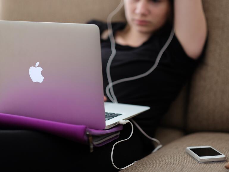 Wer kennt das nicht: Vor dem Einschlafen „nur noch kurz" was nachschauen...