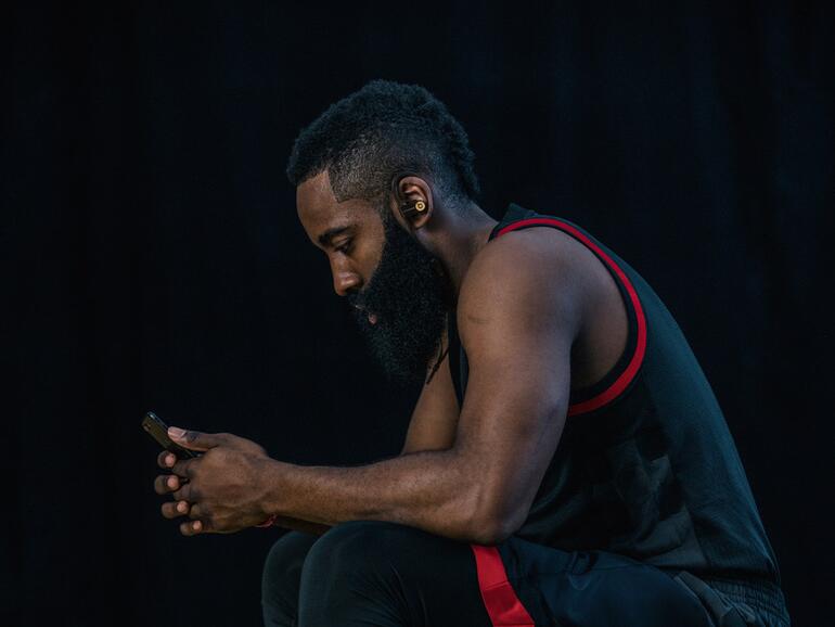 James Harden mit den neuen Powerbeats3 Wireless - Trophy Gold