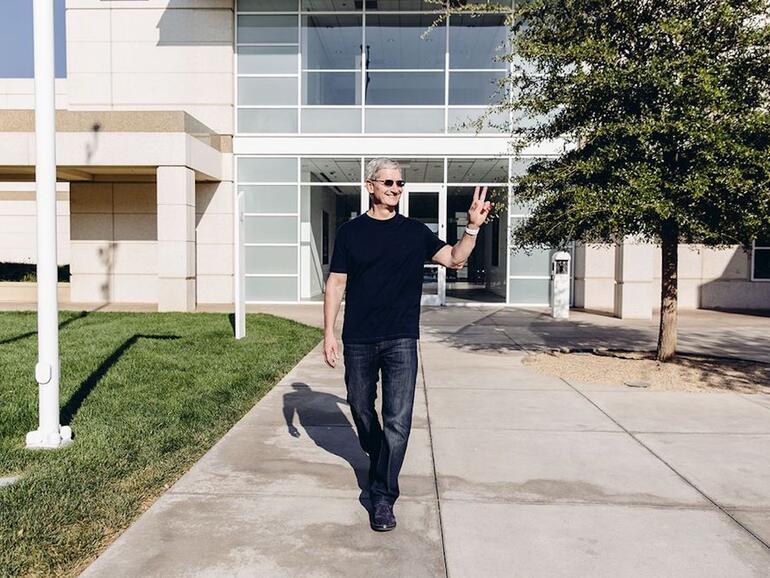 2014 gab Tim Cook der Bloomberg Business ein ausführliches Interview und zeigte sich dabei sehr locker