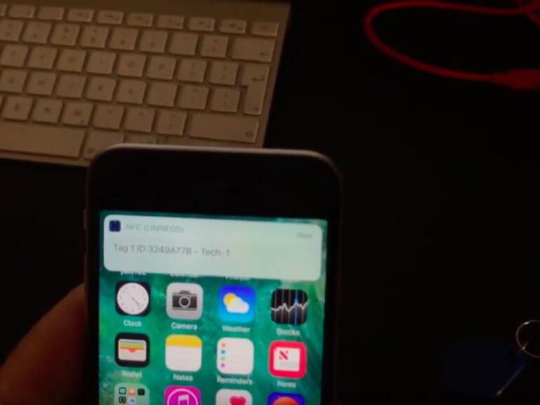 iPhone 6s kommuniziert mit NFC-Tag