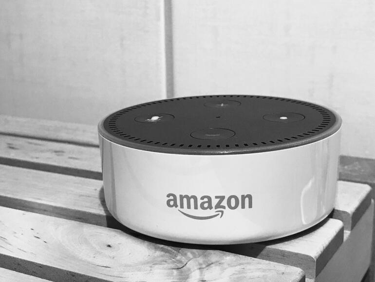 Der Amazon Echo Dot ist zur Zeit das günstigste Einstiegsmodell der Echo-Reihe