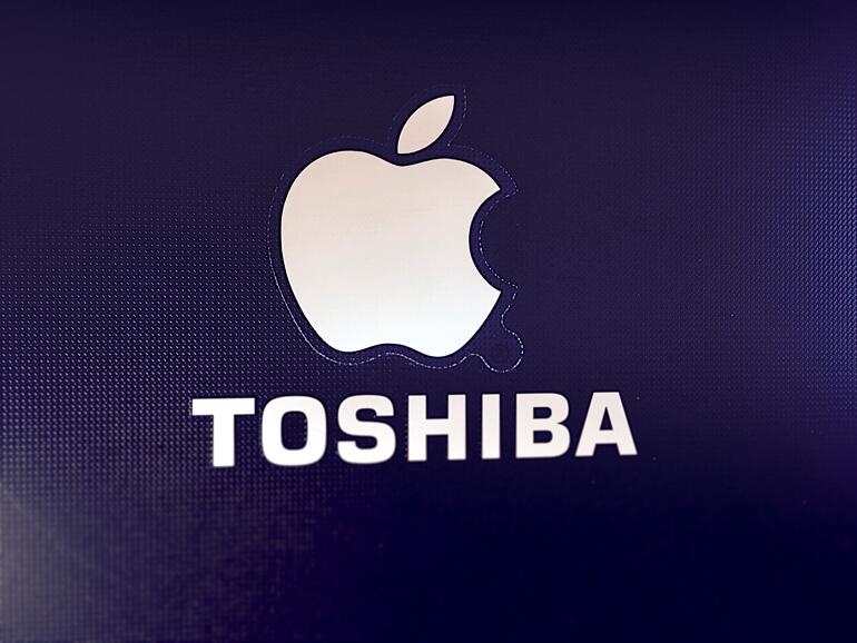 Apple-Aufkleber auf einem Toshiba-Laptop