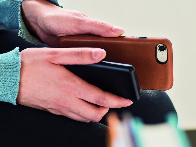 Charge Force Case in Braun und Charge Force Powerstation mini