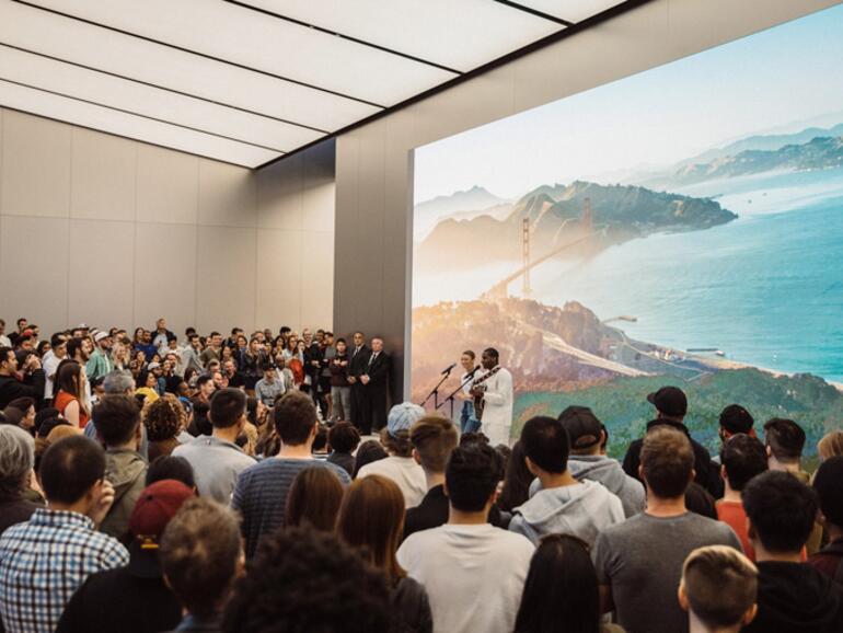Kunden im Forum bei Apple Union Square. Leon Bridges und Brittni Jessie treten auf mit einem Song aus dem Album „Coming Home“.