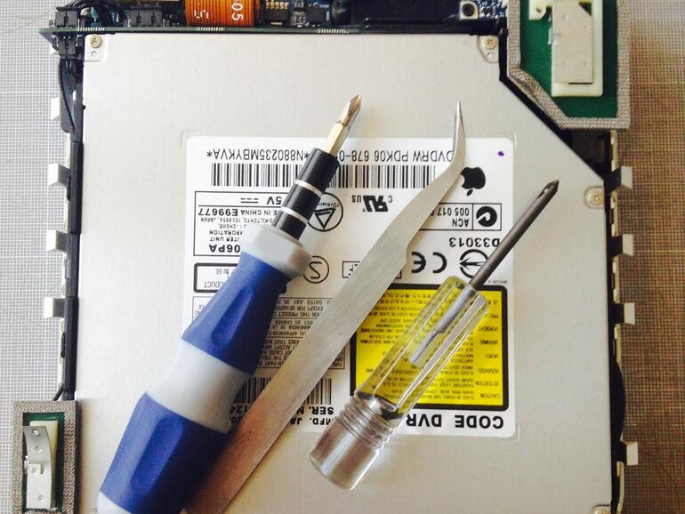 Der Einbau von Arbeitsspeichermodulen in den alten Mac mini ist anspruchsvoll, weil die „Keksdose“ geöffnet werden muss.