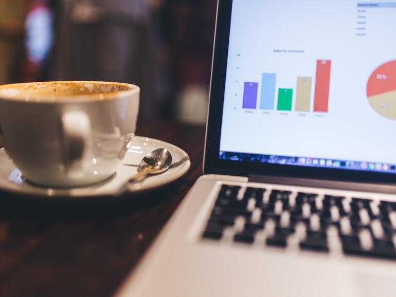 Ein Kaffee darf bei der Arbeit natürlich nicht fehlen