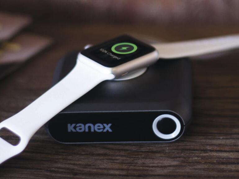 Der „GoPower Watch“-Zusatzakku von Kanex enthält einen zusätzlichen USB-A-Anschluss zum Aufladen des iPhone.