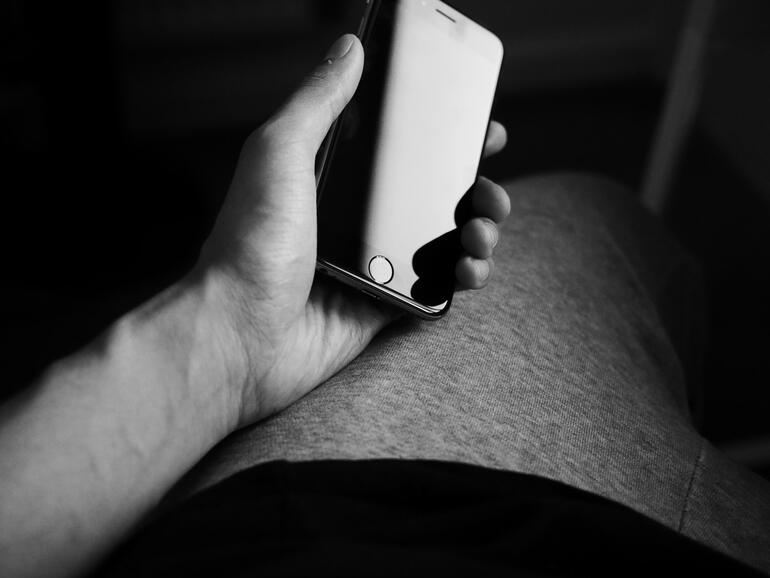 Siri kann Ihnen jederzeit Anrufer ankündigen, ohne dass Sie auf das Display schauen müssen